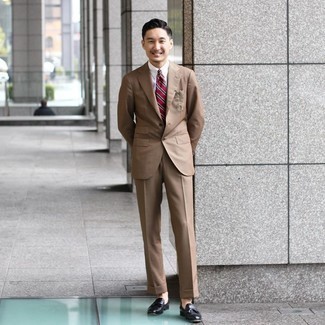 Как носить светло-коричневый костюм с черными кожаными лоферами