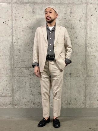 Как носить светло-коричневый костюм с черными кожаными лоферами