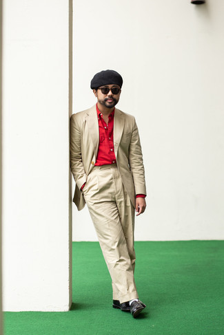 Как носить светло-коричневый костюм с черными кожаными лоферами