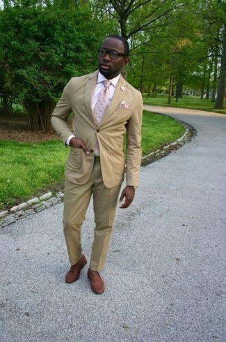 Как носить светло-коричневый костюм с коричневыми кожаными лоферами