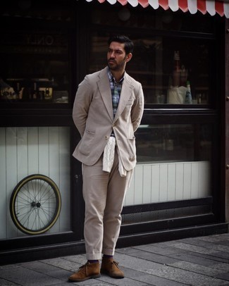 Как носить светло-коричневый костюм с коричневыми замшевыми ботинками дезертами