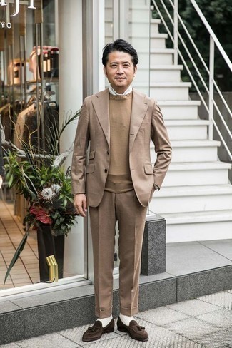 Какие свитера с круглым вырезом носить с светло-коричневым костюмом