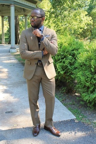 Как носить светло-коричневый костюм с темно-коричневыми кожаными монками