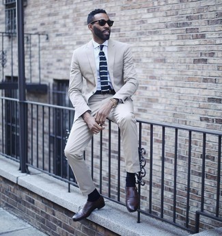 Как носить светло-коричневый костюм с темно-коричневыми кожаными монками