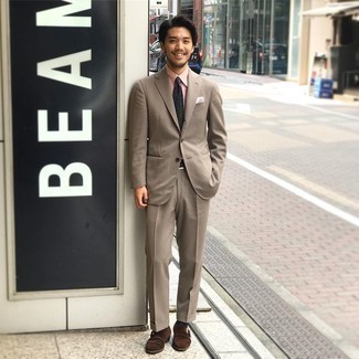 Как носить светло-коричневый костюм с темно-коричневыми замшевыми монками