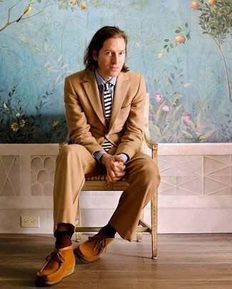 Какие ботинки дезерты носить с светло-коричневым костюмом