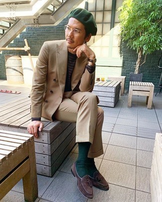 Какие футболки с длинным рукавом носить с светло-коричневым костюмом