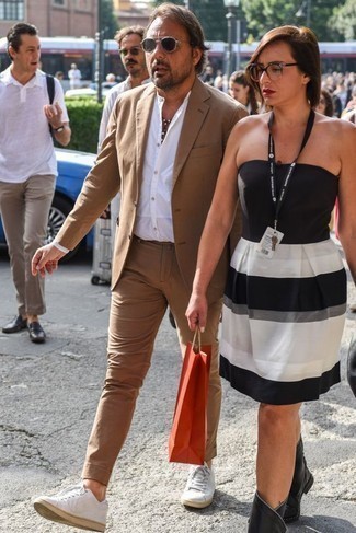 Какие низкие кеды носить с светло-коричневым костюмом