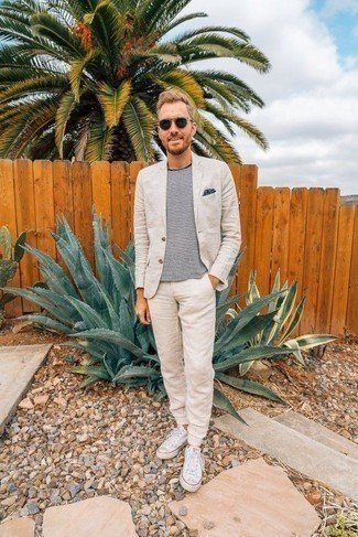 Какие низкие кеды носить с светло-коричневым костюмом