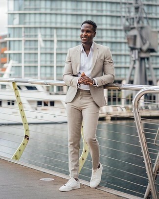 Какие низкие кеды носить с светло-коричневым костюмом