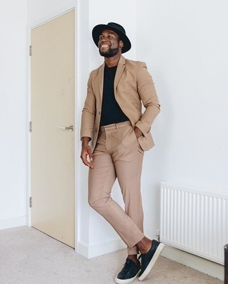 Какие низкие кеды носить с светло-коричневым костюмом