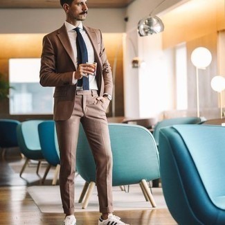 Какие низкие кеды носить с светло-коричневым костюмом