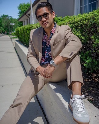 Какие низкие кеды носить с светло-коричневым костюмом