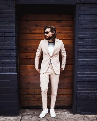 Какие низкие кеды носить с светло-коричневым костюмом