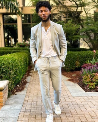 Какие низкие кеды носить с светло-коричневым костюмом