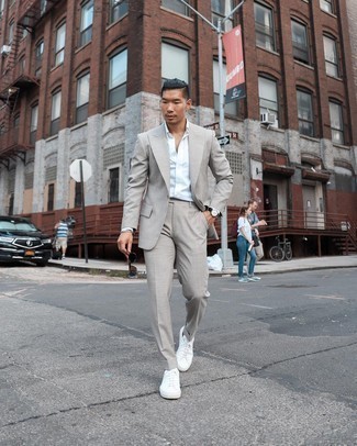 Какие низкие кеды носить с светло-коричневым костюмом