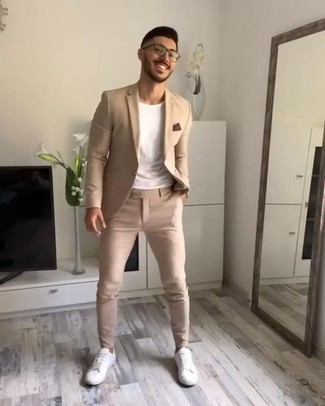 Какие низкие кеды носить с светло-коричневым костюмом