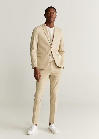 Какие низкие кеды носить с светло-коричневым костюмом