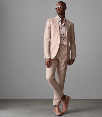 Какие низкие кеды носить с светло-коричневым костюмом