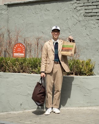 Какие низкие кеды носить с светло-коричневым костюмом