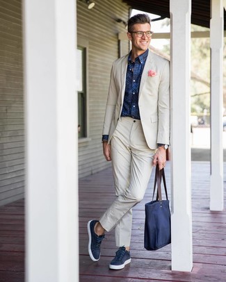 Как носить светло-коричневый костюм с темно-синими низкими кедами