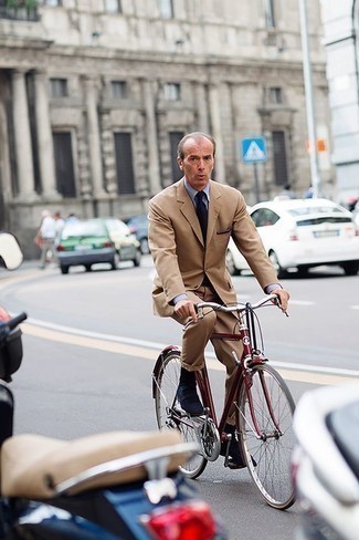 Как носить светло-коричневый костюм с темно-синими замшевыми лоферами