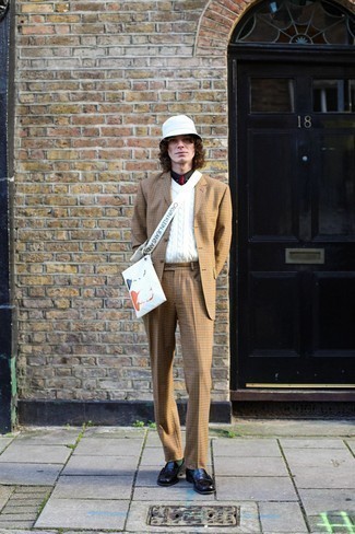 Какие трикотажные жилеты носить с светло-коричневым костюмом