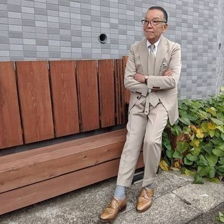 Как носить светло-коричневый костюм с светло-коричневыми кожаными брогами