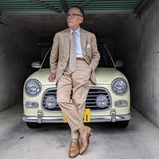 Как носить светло-коричневый костюм с светло-коричневыми кожаными брогами