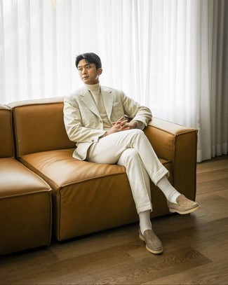 Какие водолазки носить с светло-коричневым костюмом