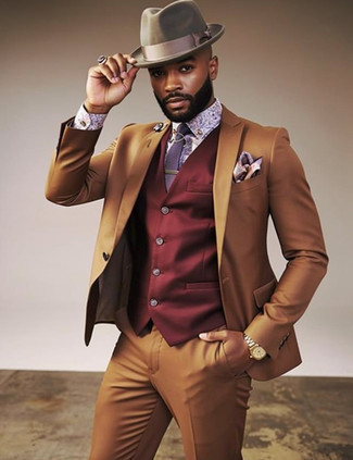 Какие жилеты носить с светло-коричневым костюмом