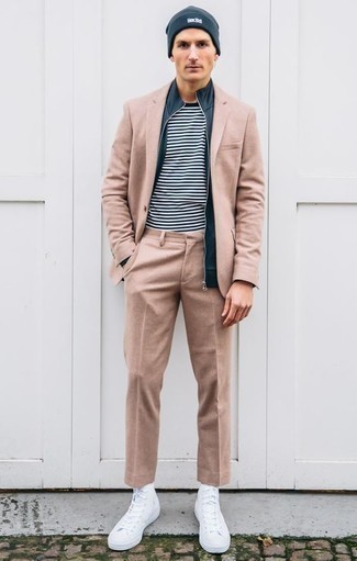 Как носить светло-коричневый костюм с белыми высокими кедами из плотной ткани
