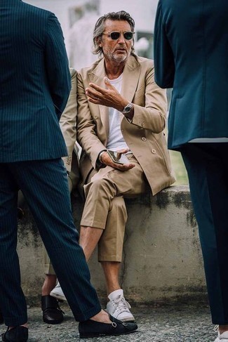 Как носить светло-коричневый костюм с белыми низкими кедами из плотной ткани