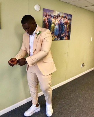 Как носить светло-коричневый костюм с белыми кожаными низкими кедами