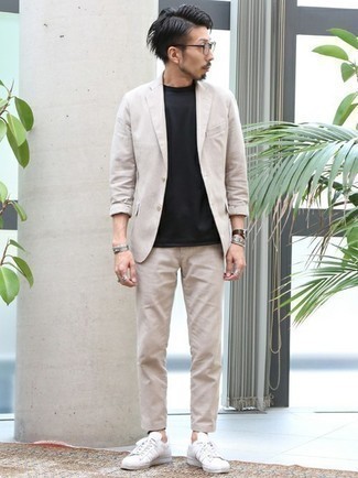 Как носить светло-коричневый костюм с белыми кожаными низкими кедами