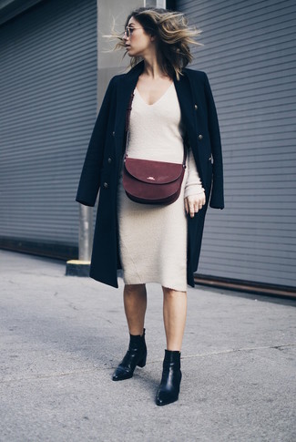 С чем носить светло-коричневое платье-свитер