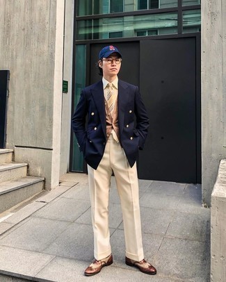 Какие двубортные пиджаки носить с светло-коричневым трикотажным жилетом мужчине