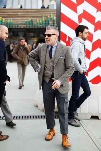 Как носить светло-коричневый трикотажный жилет с серым шерстяным пиджаком мужчине