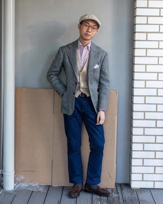 Как носить светло-коричневый трикотажный жилет с серым шерстяным пиджаком мужчине