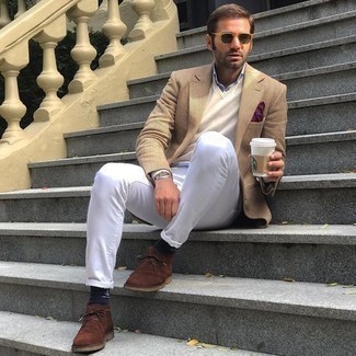 Какие джинсы носить с светло-коричневым трикотажным жилетом мужчине