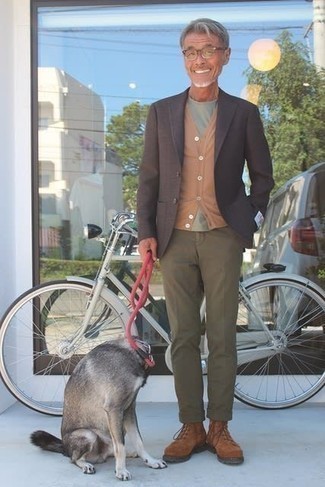 С чем носить светло-коричневый трикотажный жилет мужчине