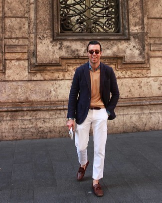 С чем носить светло-коричневый трикотажный жилет мужчине