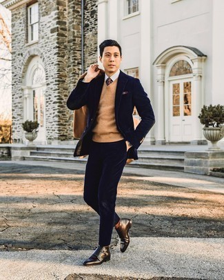 С чем носить светло-коричневый трикотажный жилет мужчине