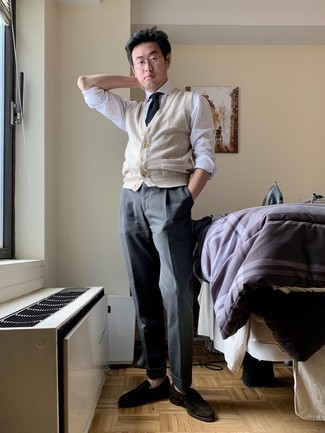 С чем носить светло-коричневый трикотажный жилет мужчине