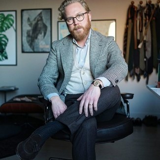 Какие лоферы носить с светло-коричневым трикотажным жилетом мужчине