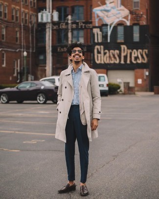 Какие лоферы носить с светло-коричневым трикотажным жилетом мужчине