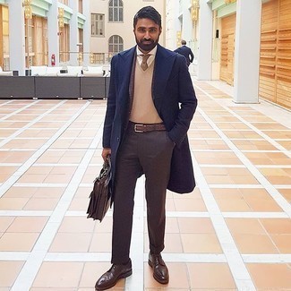 Какие длинные пальто носить с светло-коричневым трикотажным жилетом