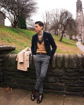 Какие дождевики носить с светло-коричневым трикотажным жилетом мужчине