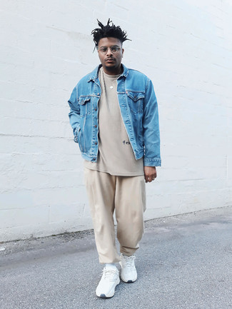 Какие кроссовки носить с светло-коричневыми спортивными штанами мужчине