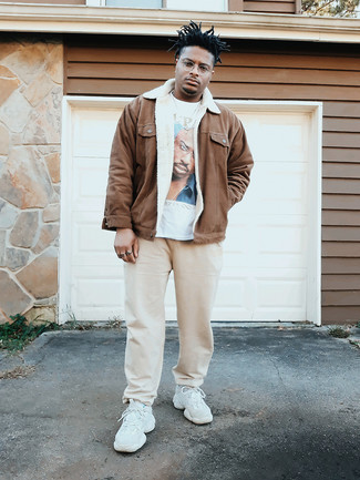 Какие кроссовки носить с светло-коричневыми спортивными штанами мужчине